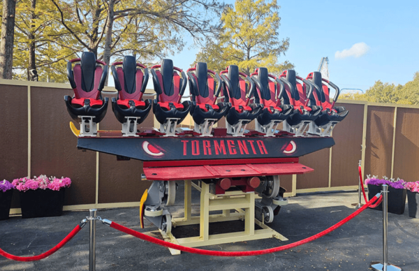 Парк розваг «Six Flags Over Texas» представив новий поїзд для американських гірок